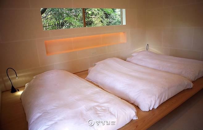 베드 3개가 나란히 놓인 침실. 치쿠린테이는 침실을 서양식으로 꾸민 객실이 많다.