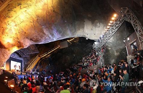 광명동굴 안에 200여석을 갖춘 공연장이 들어서 있다.