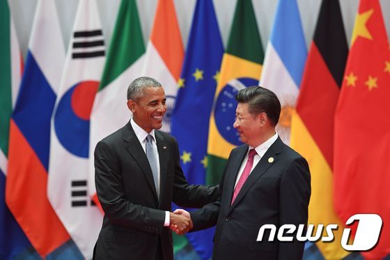 버락 오바마 미국 대통령(왼쪽)이 4일 오후(현지시간) 주요20개국 (G20) 정상회의가 열리는 중국 항저우국제전시장에 도착해 시진핑(習近平) 중국 국가주석과 악수하고 있다. G20 정상회의는 5일까지 열린다. © AFP=뉴스1