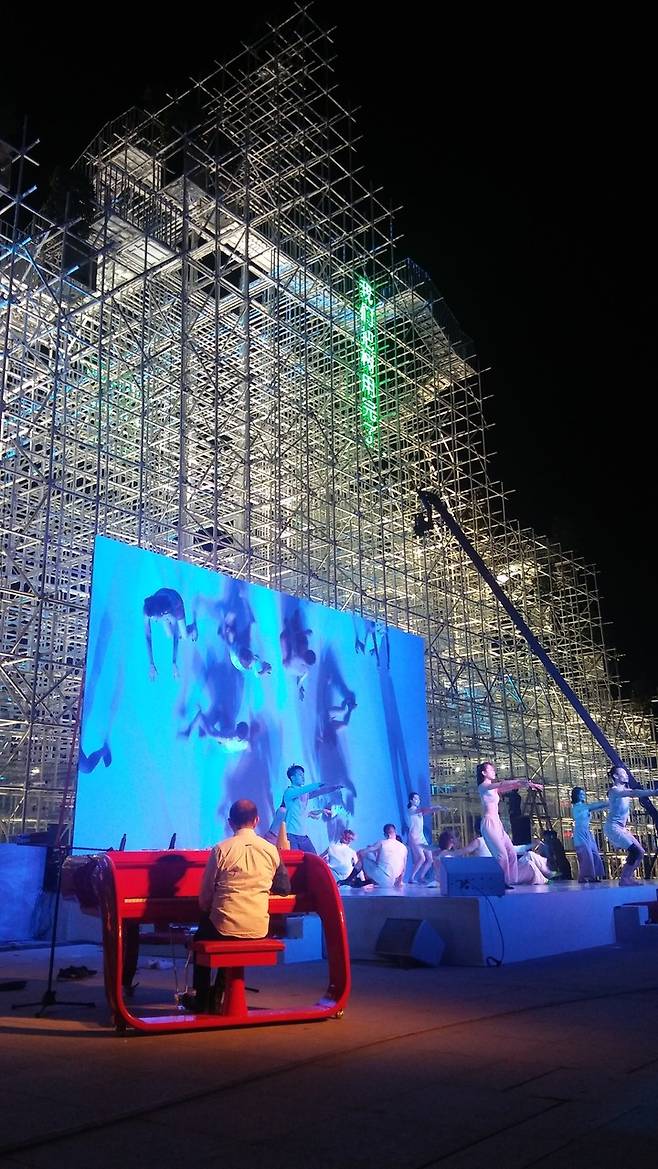 4일 저녁 파빌리온 앞에서 펼쳐진 춤꾼들의 공연 모습. 열린 건축을 지향하는 파빌리온의 공간 속에 무용의 몸짓이 녹아들어가는 색다른 장면들을 연출했다.