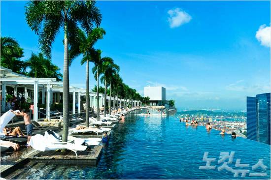 마리나 베이 샌즈 57층 옥상 스카이파크의 인피니티 수영장