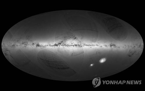 (마드리드 AP=연합뉴스) 유럽우주기구(ESA)가 14일 은하 지도를 발표했다. 지도에서 밝은 부분은 별이 많이 모인 곳이고 어두운 부분은 별이 적게 관측된 곳이다.