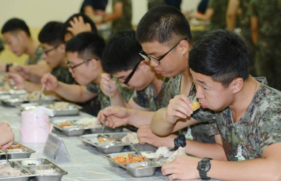 식사를 하고 있는 장병들.서울신문 DB 식사를 하고 있는 장병들.서울신문 DB