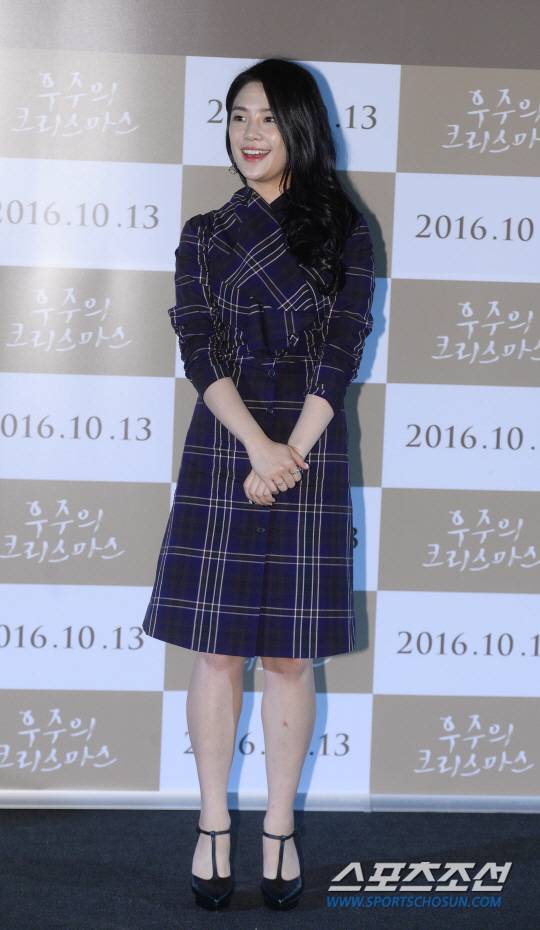 배우 윤소미가 21일 서울 왕십리 CGV에서 열린 영화 우주의 크리스마스' 언론시사회에서 포토타임을 갖고 있다. '우주의 크리스마스'는 똑같은 이름으로 닮은 인생을 살아가는 세 여자의 기적을 담은 판타지 드라마로 김지수, 허이재, 윤소미가 신비로운 세 여자'성우주'로 만났다. 왕십리=최문영 기자 deer@sportschosun.com /2016.09.21/