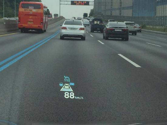 제네시스 HDA 시스템이 작동중임을 뜻하는 G80 헤드업 디스플레이 (사진=지디넷코리아)