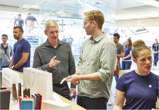 애플 스토어를 찾아 고객과 대화를 나누고 있는 팀쿡 애플 CEO (사진=애플)