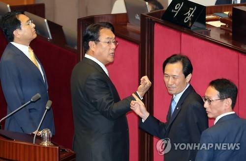 정진석 원내대표(왼쪽에서 두 번째)가 정세균 국회의장에게 황교안 국무총리 등 국무위원의 식사시간을 이유로 정회를 요구하는 동안 더불어민주당 우상호 원내대표가 나와 말리고 있다. 왼쪽은 사회권을 넘기라는 심재철 국회부의장. 오른쪽은 새누리당 김도읍 원내수석부대표.