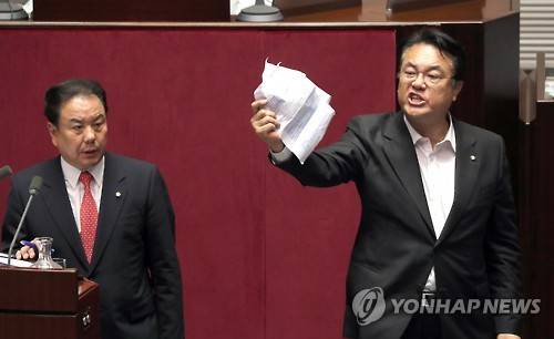 정진석, '차수변경 이라니' (서울=연합뉴스) 배재만 기자 = 새누리당 정진석 원내대표가 24일 새벽 국회에서 열린 본회의에서 정세균 국회의장이 차수변경을 하며 교육, 사회, 문화분야 대정부질문를 강제 종료 시키자 강력항의하고 있다. 왼쪽은 대정부질문을 하던 이우현 의원.