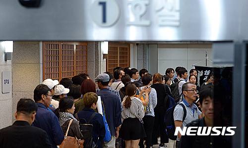 【서울=뉴시스】이영환 기자 = 지난해 11월14일 민중총궐기 당시 경찰이 살수한 물대포를 맞고 의식불명에 빠져있던 농민 백남기(70)씨가 사고 317일만에 사망한 25일 오후 서울 종로구 서울대학교병원 장례식장에 조문객들이 줄지어 서있다. 2016.09.25. 20hwan@newsis.com