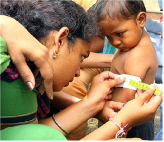 기본소득을 지급받은 인도  어린이가 이를 활용해 예방접종을 맞는 모습./기본소득인도네트워크 제공