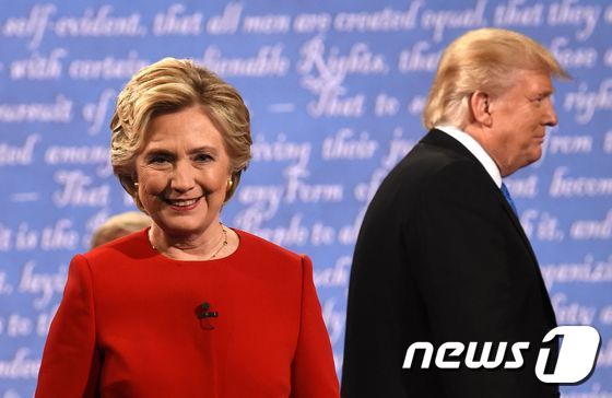 힐러리 클린턴 민주당 대통령 후보(왼쪽)와 도널드 트럼프 공화당 대통령 후보(오른쪽)가 26일(현지시간) 1차 TV 토론에서 첫 맞대결을 펼쳤다. © AFP=뉴스1