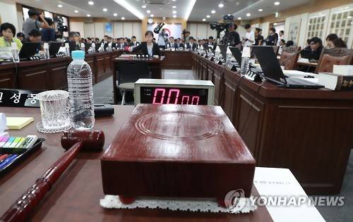 법무부 국감은 파행중 (과천=연합뉴스) 정하종 기자 = 국정감사 이틀째인 27일 오전 국회 법제사법위원회의 법무부 국감에 권성동 법제사법위원장 등 새누리당의원들이 불참, 회의가 열리지를 못하고 있다. 2016.9.27 chc@yna.co.kr