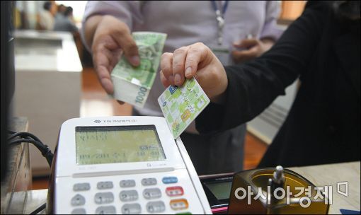 28일 이른바 '김영란법'이 시행된 가운데 서울 시내의 한 음식점에서 직장인들이 카드와 현금으로 식대를 지불하고 있다.