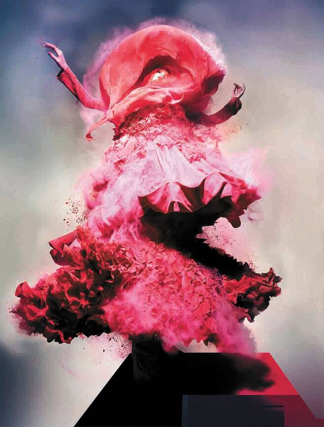 `핑크 파우더, 존 갈리아노를 입고 있는 릴리 도널드슨`, 2008, 닉 나이트.