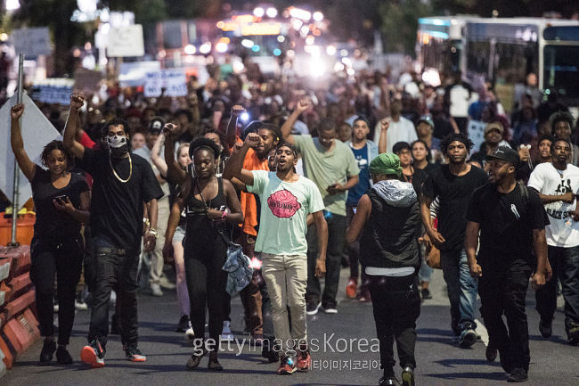 [사진설명=지난 20일 키이스 라몬트 스캇이 경찰에 의해 살해당한 노스캐롤라이나 샬럿에서 흑인들이 인종차별에 항의하는 시위를 벌이고 있다.]