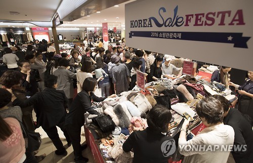 국내 최대 할인축제 '코리아세일페스타'의 첫날인 지난 29일 서울의 한 백화점에서 쇼핑을 하고 있는 시민들의 모습