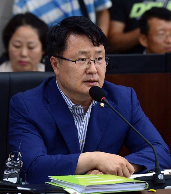 송기석 국민의당 의원이 25일 정부세종청사 국회회의실에서 열린 환경부·고용노동부·국립환경과학원·안전보건공단에 대한 현장조사에서 의사발언을 하고 있다. 특조위는 이날 현장조사를 시작으로 27일까지 관계 부처 및 기관, 옥시 등에 대한 현장조사를 실시한다. /사진=뉴스1