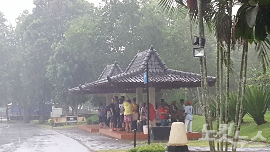 갑자기 쏟아진 굵은 빗줄기에 몸을 피한 사람들의 모습이다. 기자가 인도네시아를 방문한 7일 내내 비가 왔다. 9월은 우기도 아니라 매우 특별한 현상이란다. (사진=강민혜 기자)