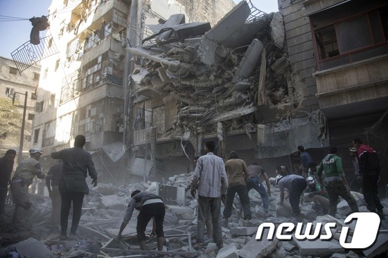 시리아 알레포의 반군 거점에서 정부군이 공습을 가해 건물이 무너졌다. (자료사진) © AFP=뉴스1