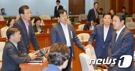 정진석 새누리당 원내대표가 지난 2일 국회에서 열린 의원총회 시작 전 의원들과 대화를 나누고 있다. 2016.10.2/뉴스1 © News1 황기선 기자