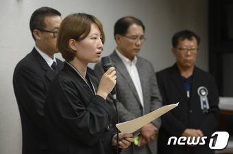 故 백남기 농민의 딸 백도라지 씨가 3일 오후 서울 종로구 서울대학교병원 장례식장에서 열린 '부검이 불필요한 이유가 확인되는 동영상 공개 기자회견'에서 발언하고 있다. 2016.10.3/뉴스1 © News1 허예슬 인턴기자