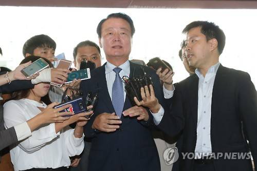 경찰 출두하는 한선교 (서울=연합뉴스) 하사헌 기자 = 새누리당 한선교 의원이 국회의장 경호 경찰관 멱살잡이 사건과 관련, 6일 오후 서울 영등포경찰서에 출두하고 있다. 2016.10.6 toadboy@yna.co.kr