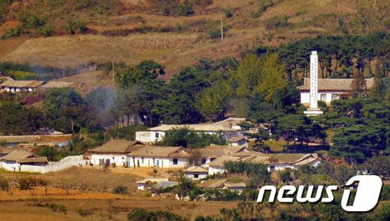 9일 오전 경기도 파주시 오두산전망에서 바라본 북한 개풍군 마을이 한적하다. 북한은 오는 10일 노동당 창건 기념일을 맞아 대륙간탄도미사일(ICBM) 발사 등 추가 도발 가능성이 제기되고 있다. 2016.10.9/뉴스1 © News1