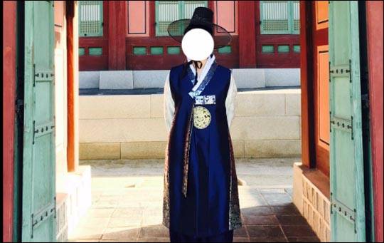 4대 고궁에 적용되는 한복무료입장 가이드라인이 논란이 되고 있다. 사진은 박상은 씨 제공.