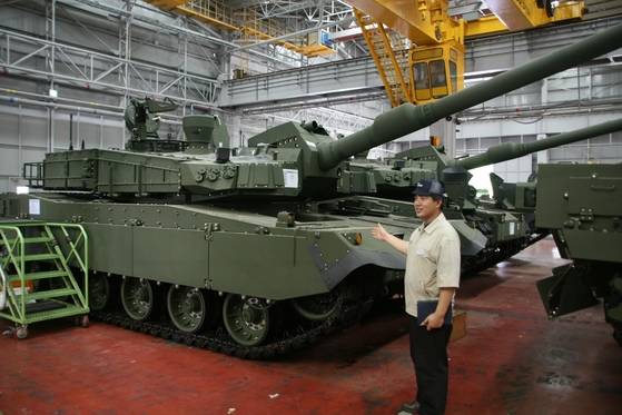 현대로템 관계자가 K2 전차를 설명하고 있다./윤희훈 기자