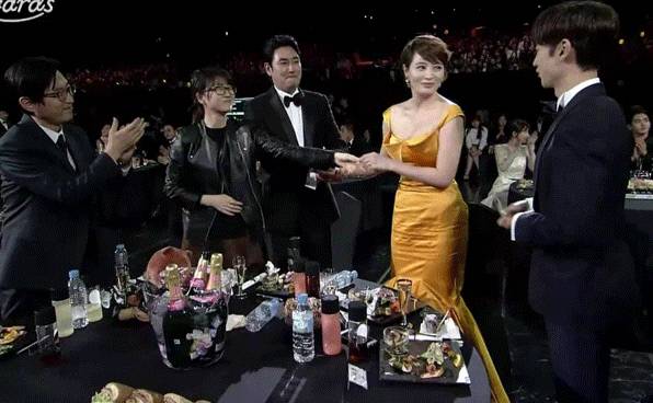 tvN 10 어워즈 시상식에서 여자배우상을 수상한 김혜수 사진|방송 영상 갈무리