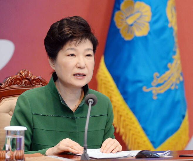 박근혜 대통령이 11일 오전 청와대에서 열린 청와대-세종청사간 영상국무회의에 참석해 모두발언을 하고 있다. 청와대사진기자단.