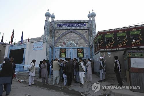아프간 시아파 사원에 총격테러…14명 사망·36명 부상 (카불 AP=연합뉴스) 전날 총격테러가 발생한 아프가니스탄 카불 시내 카르테 사키 지역의 이슬람 시아파 사원 앞에 12일(현지시간) 아프간인들이 모여있다. 이번 총격테러로 최소 14명이 숨지고 36명이 부상했다.