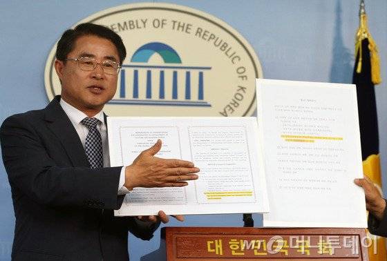 최경환 국민의당 의원이 4일 오전 서울 여의도 국회 정론관에서 미르-K스포츠 의혹 관련 기자회견을 하고 있다. 국민의당은 "지난 5월 박근혜 대통령의 이란 방문 시 체결된 문화교류사업의 주체로 신생 재단인 미르재단이 명시됐다"며 "주체 선정 과정에 대한 명확한 조사가 필요하다"고 밝혔다. 2016.10.4/뉴스1 <저작권자 © 뉴스1코리아, 무단전재 및 재배포 금지>