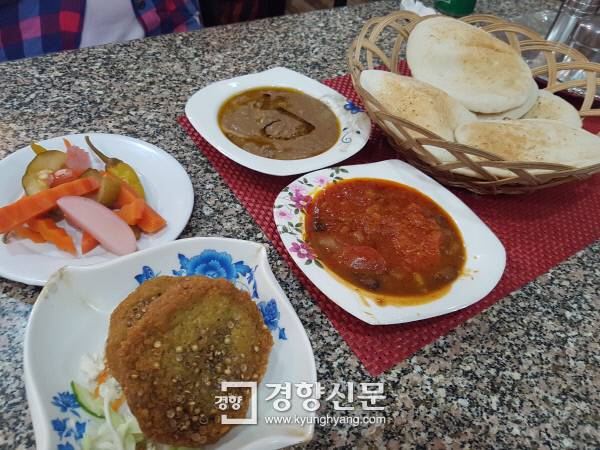 풀 메다메스와 팔라펠, 에이쉬, 절인 야채로 차린 이집트인의 아침상.