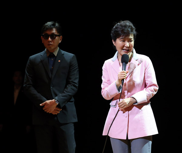 ⓒ연합뉴스 2014년 8월27일 ‘문화가 있는 날’ 행사장에서 박근혜 대통령 옆에 서 있는 차은택 CF 감독(왼쪽).