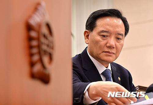 【서울=뉴시스】박진희 기자 = 18일 오후 서울 여의도 국회 법제사법위원회 종합감사에 증인으로 출석한 김현웅 법무부 장관이 서류를 살펴보고 있다. 2016.10.18. pak7130@newsis.com