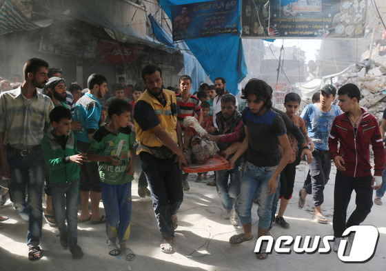 12일(현지시간) 시리아 북부 알레포 인근 반군점령지에 가해진 공습 피해자가 들것에 실려 이송되고 있다. (자료사진) © AFP=뉴스1