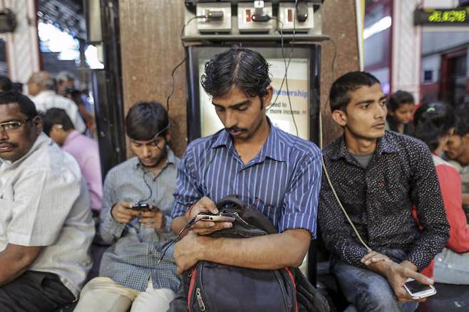 인도 시민들이 스마트폰을 사용하고 있다.