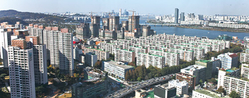 사진은 3.3㎡당 3217만원의 아파트값을 기록 중인 서초구 잠원동, 반포동 일대 모습