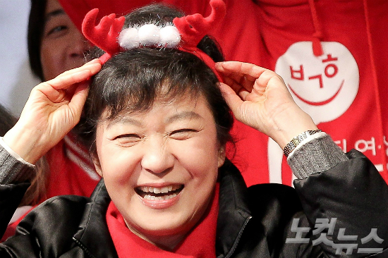 변 전 사장은 지난 2012년 18대 대선 때 새누리당 홍보본부장을 지내며 박 대통령의 초성인 'ㅂㄱㅎ'로 웃는 얼굴 그림을 도안했다. (사진=자료사진)