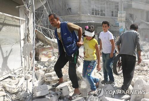 공습으로 파괴된 알레포시에서 주민들이 대피하고 있다. [연합뉴스 자료사진]