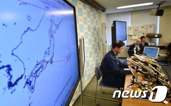 아오키 겐 일본 기상청 지진해일감시과장이 21일 오후 돗토리현에서 발생한 리히터규모(M) 6.6의 강진과 관련한 긴급 기자회견을 하고 있다. © AFP=뉴스1