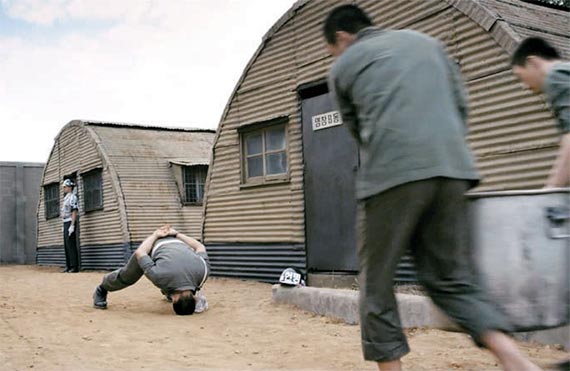 영화에서 1980년대 영창은 수감된 병사들이 수시로 폭행과 얼차려를 당하는 곳으로 묘사된다.