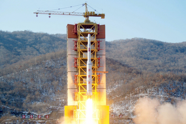 장거리로켓 광명성 4호가 올해 2월 7일 북한 서해 위성발사기지에서 발사되고 있다.  /로이터-연합뉴