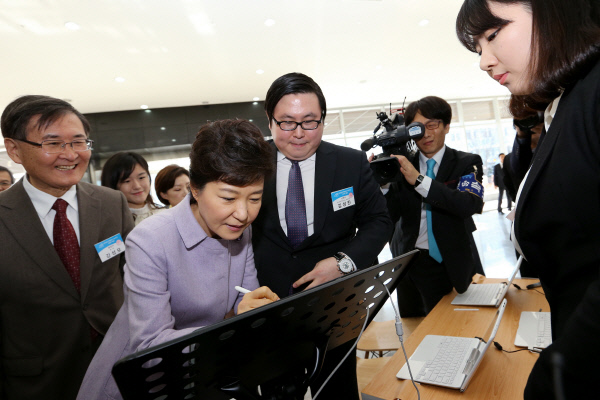 2014년 7월, 박근혜 대통령이 ‘창조벤처 1호’ 아이카이스트의 스마트스쿨 시스템을 체험하고 있다. 오른쪽 인물이 이번에 구속된 아이카이스트의 김성진 전 대표다. /아이카이스트 웹사이트