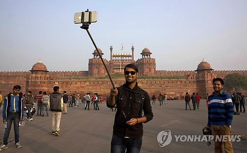 지난해 1월 인도 뉴델리 레드포트 앞에서 한 관광객이 셀카봉(셀피스틱)을 들고 사진을 찍고 있다.[AP=연합뉴스 자료사진]