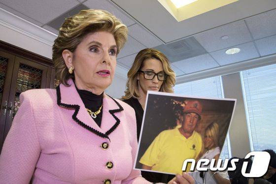 드레이크의 변호인이 트럼프와 드레이크가 함께 찍은 사진을 공개하고 있다. © AFP=뉴스1