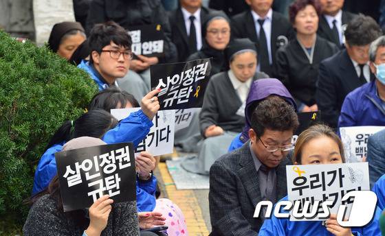 백남기 투쟁본부 회원들이 23일 오전 서울 연건동 서울대병원 장례식장에서 고 백남기씨의 부검영장 강제집행을 반대하는 집회에 참석하고 있다. 2016.10.23/뉴스1 © News1 최현규 기자