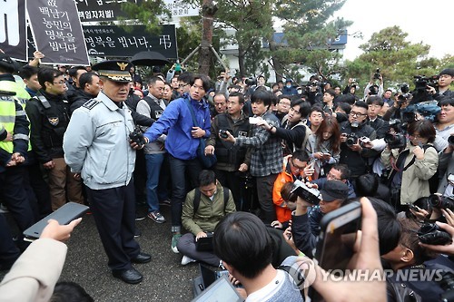 지난 23일 홍완선 종로경찰서장은 서울대학교 병원에서 브리핑을 열고 "유족들의 반대의사를 존중해 영장을 집행하지 않는다"고 밝힌 뒤 철수했다.