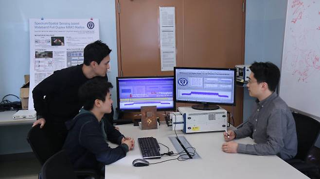 채찬병 연세대학교 글로벌융합공학부 교수와 연구진은 60MHz 폭을 사용한 초광대역 전이중통신 실시간 시연에 성공했다고 24일 밝혔다. 최고 속도는 460.98Mbps다. 2010년 이후 여러 연구기관이 전이중통신 개발을 시도하지만 초광대역 주파수에서 실시간으로 시연에 성공한 것은 처음이다. 연구진의 시연 모습.